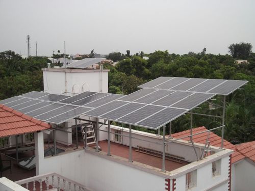 Hệ thống điện mặt trời mái nhà được lắp đặt tại nhà dân.