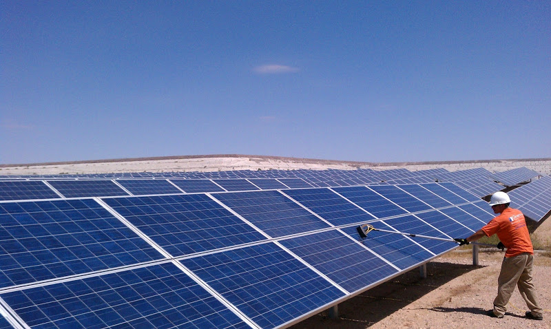 Vệ sinh tấm pin mặt trời bằng tay