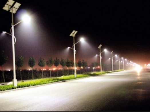 Đèn điện năng lượng mặt trời | GP Tech Sử dụng đèn tích điện năng lượng mặt trời chiếu sáng đường phố