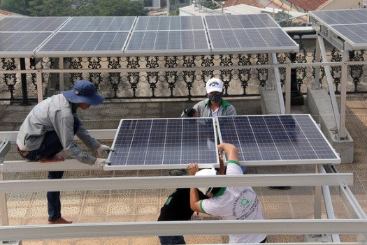 Tìm hiểu về năng lượng mặt trời | GP Tech Nhân viên gpsolar lắp đặt điện mặt trời