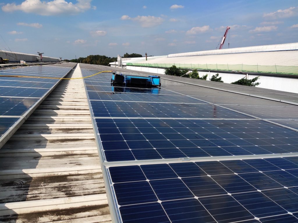 Robot vệ sinh pin mặt trời của GPtech