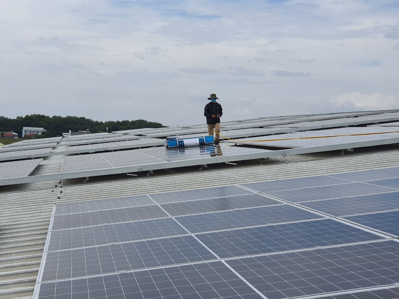 Robot vệ sinh pin mặt trời loại doanh nghiệp vừa và nhỏ 