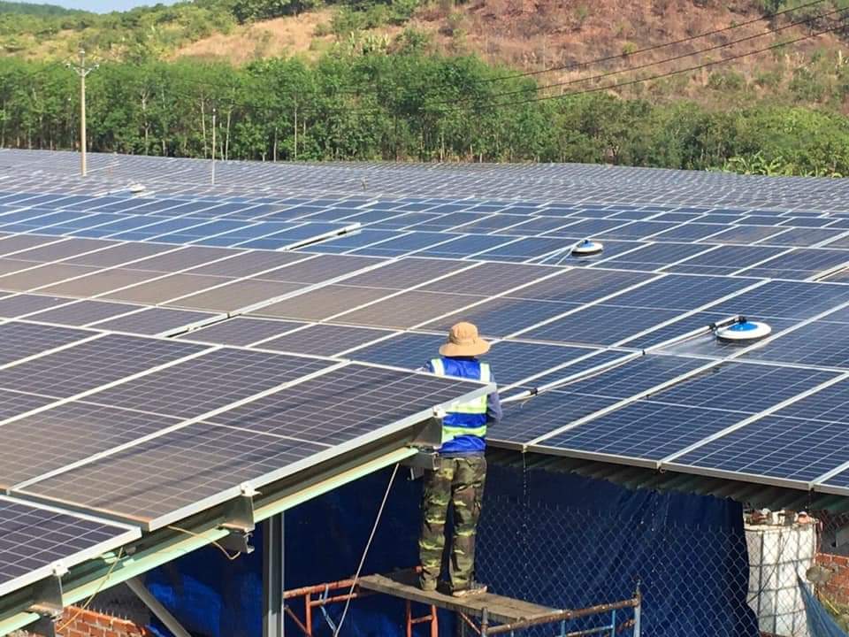 Đầu Chổi rửa pin mặt trời áp lực nước | GP Tech choi cua gpsolar dang lau he thong pin mat troiu | GP Tech