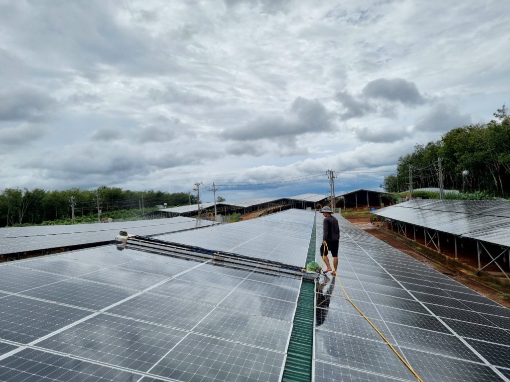 Không dễ khi thuê dịch vụ rửa và vệ sinh pin mặt trời