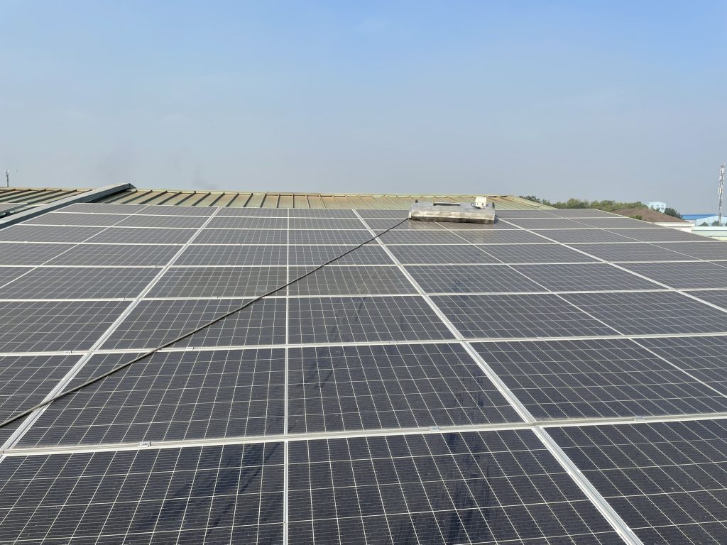 Dự án rửa pin mặt trời 2MWp ở Tỉnh Bình Dương | GP Tech robot rửa pin của Gpsolar bắt đầu quá trình rửa