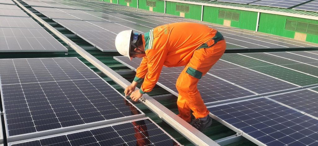 Kiểm tra bảo trì định kỳ và khắc phục sự cố điện mặt trời áp mái tại Đồng Nai | GP Tech kiem tra mai va tam pin dien mat troi | GP Tech