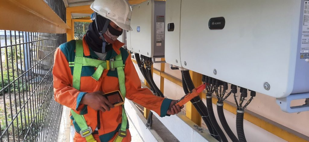 Kiểm tra bảo trì định kỳ và khắc phục sự cố điện mặt trời áp mái tại Đồng Nai | GP Tech kiem tra sua chua inverter huawei bang thiet bi chuyen dung | GP Tech