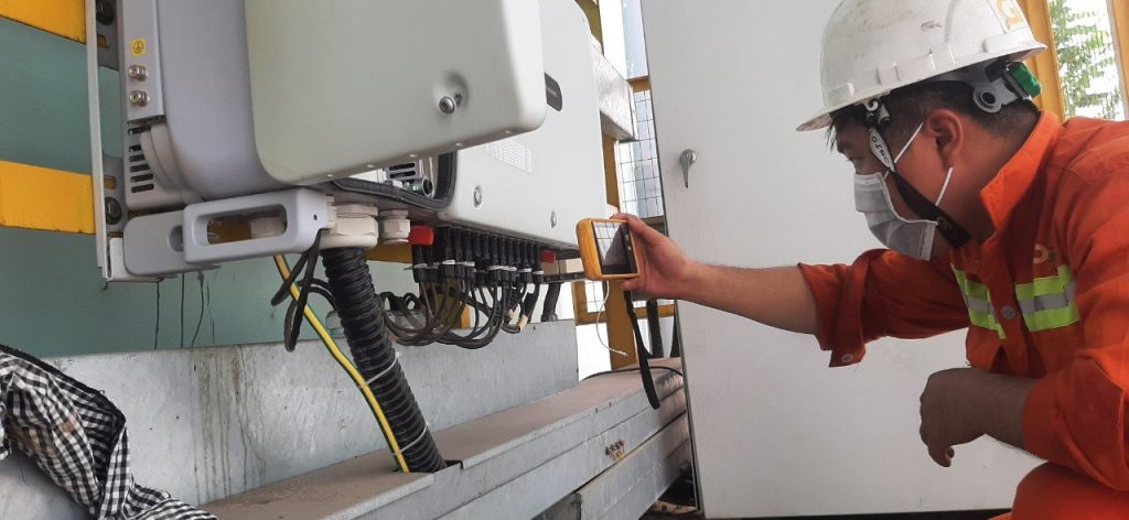 Kiểm tra bảo trì định kỳ và khắc phục sự cố điện mặt trời áp mái tại Đồng Nai | GP Tech kiem tra sua chua inverter van hanh | GP Tech