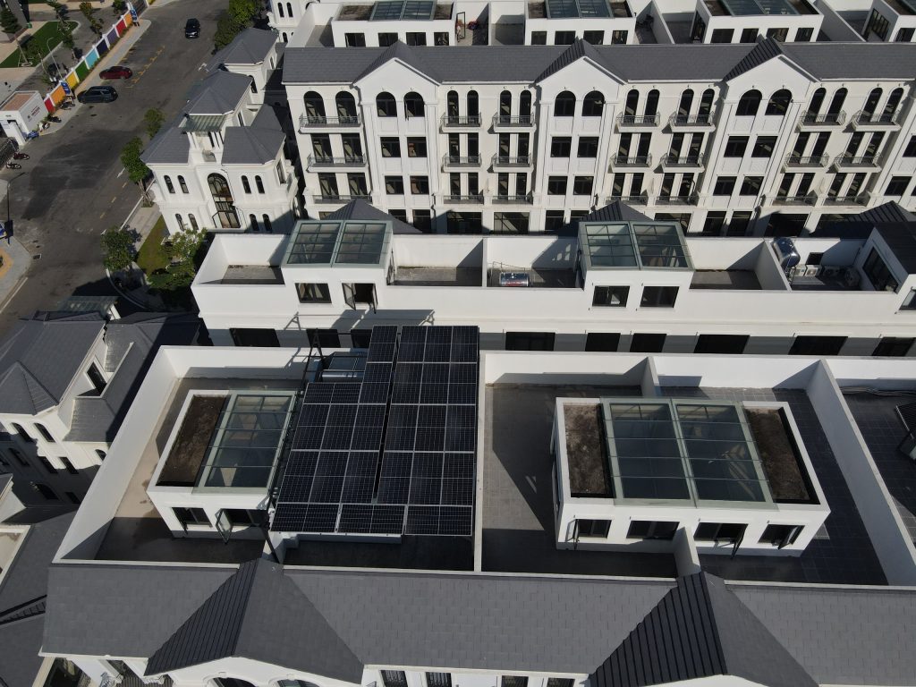 Lắp đặt điện năng lượng mặt trời ở Vinhome Quận 9 | GP Tech cong ty dien nang luong mat troi quan 9 | GP Tech