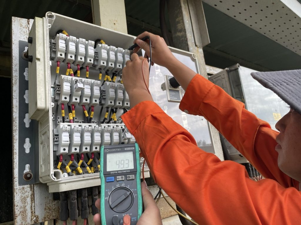 Cải tạo thay tôn mới sửa chữa hệ thống điện mặt trời áp mái | GP Tech do kiem loi inverter tu dien solar | GP Tech