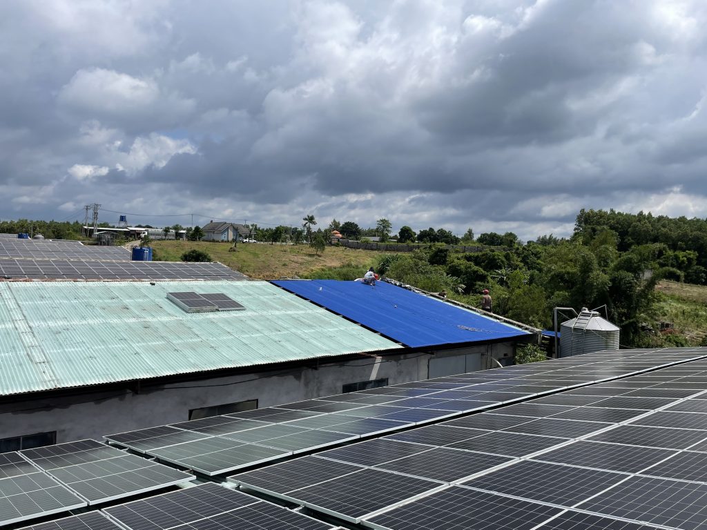 Cải tạo thay tôn mới sửa chữa hệ thống điện mặt trời áp mái | GP Tech thay ton cai tao chong giot dien mat troi | GP Tech