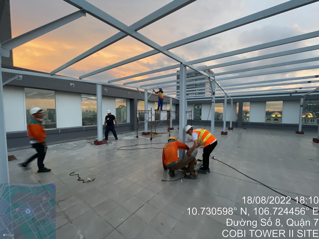 Lắp điện năng lượng mặt trời cho tòa nhà văn phòng Quận 7 | GP Tech thi cong khung gian solar GP Q7 | GP Tech