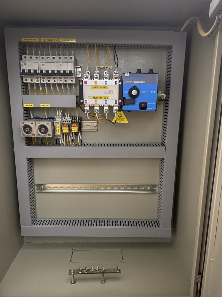 ATS 3pha đảo Chiều Tự Động 100A 4P Solar | GP Tech Tu dien solar tu dong chuyen nguon ats | GP Tech