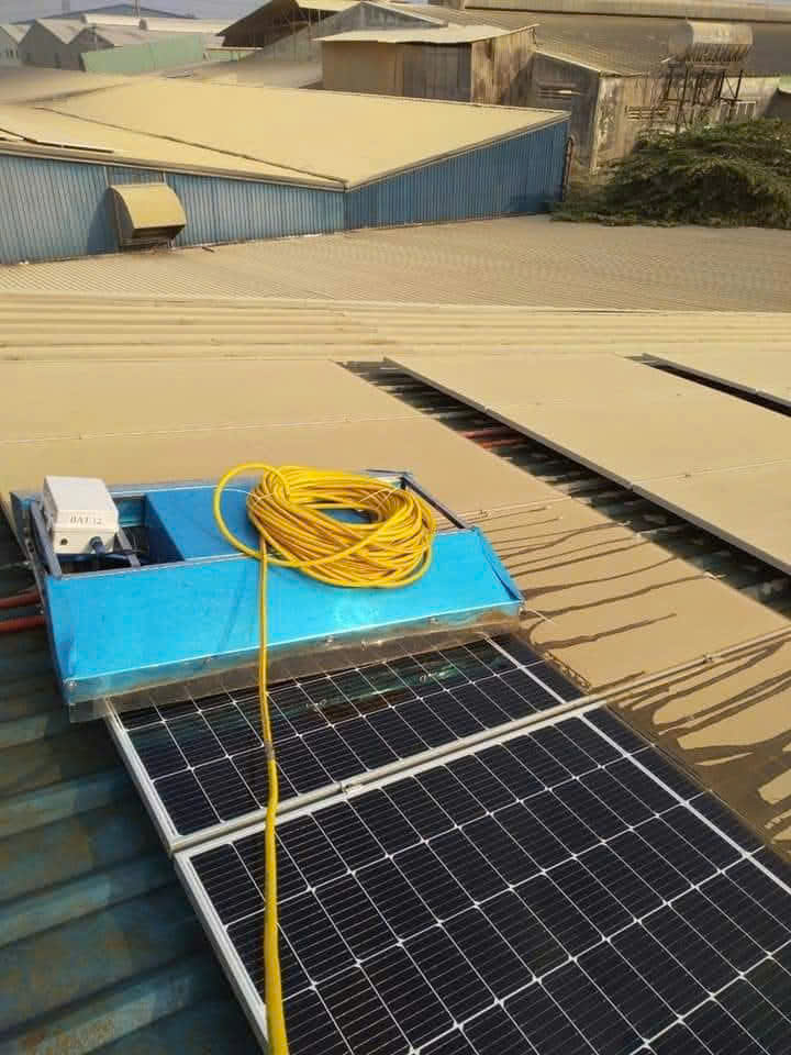 [Dịch Vụ] Rửa và vệ sinh pin năng lượng mặt trời